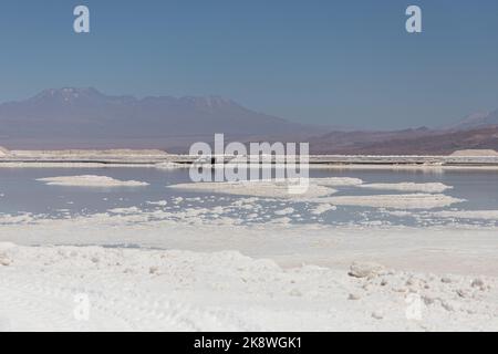 Atacama, Chile. 24. Oktober 2022. Solebecken mit Lithiumcarbonat werden in einer Lithiummine in der Atacama-Wüste gesehen. Sociedad Química y Minera de Chile (QM) erweitert seine Bergbauaktivitäten, um der wachsenden weltweiten Nachfrage nach Lithiumcarbonat, dem Hauptbestandteil der Produktion von wiederaufladbaren Batterien, zunehmend für Elektrofahrzeuge, gerecht zu werden. Kredit: Lucas Aguayo Araos/dpa/Alamy Live Nachrichten Stockfoto