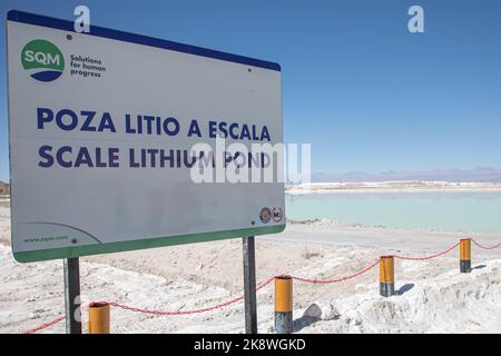 Atacama, Chile. 24. Oktober 2022. Solebecken mit Lithiumcarbonat werden in einer Lithiummine in der Wüste Salar de Atacama gesehen. Die Sociedad Química y Minera de Chile (QM) baut ihre Bergbauaktivitäten aus, um der wachsenden weltweiten Nachfrage nach Lithiumcarbonat, dem Hauptbestandteil bei der Herstellung von wiederaufladbaren Batterien, zunehmend für Elektrofahrzeuge, gerecht zu werden. Kredit: Lucas Aguayo Araos/dpa/Alamy Live Nachrichten Stockfoto