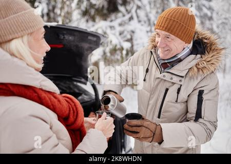 Waist up Portrait von glücklichen reifen Paar genießen Tasse heißen Coco im Winter im Freien Stockfoto