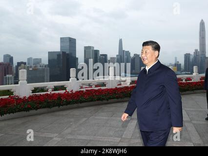 Peking, Chinas Provinz Guangdong. 14. Oktober 2020. Xi Jinping blickt vom Lianhuashan Park in Shenzhen, südchinesische Provinz Guangdong, auf die Stadt, 14. Oktober 2020. ZUM THEMA „Profil: Xi Jinping führt China auf neue Reise“ Quelle: Ju Peng/Xinhua/Alamy Live News Stockfoto