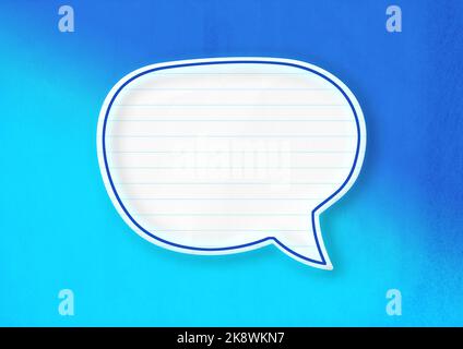Leere weiße Sprechblase isoliert auf leere weiße Sprechblase isoliert auf blauem Hintergrund. Stockfoto