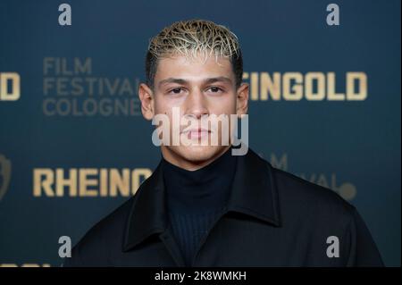 Köln, Deutschland. 24. Oktober 2022. Emilio SAKRAYA, Schauspieler, roter Teppich, Red Carpet Show, Ankunft, Fotozelle für den Film RHEINGOLD beim Filmfestival Köln 2022 in Köln, 22.. Oktober 2022. Kredit: dpa/Alamy Live Nachrichten Stockfoto