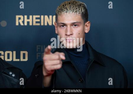 Köln, Deutschland. 24. Oktober 2022. Emilio SAKRAYA, Schauspieler, roter Teppich, Red Carpet Show, Ankunft, Fotozelle für den Film RHEINGOLD beim Filmfestival Köln 2022 in Köln, 22.. Oktober 2022. Kredit: dpa/Alamy Live Nachrichten Stockfoto