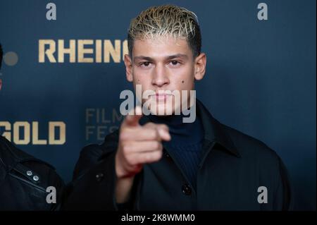 Köln, Deutschland. 24. Oktober 2022. Emilio SAKRAYA, Schauspieler, roter Teppich, Red Carpet Show, Ankunft, Fotozelle für den Film RHEINGOLD beim Filmfestival Köln 2022 in Köln, 22.. Oktober 2022. Kredit: dpa/Alamy Live Nachrichten Stockfoto