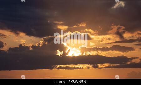 Atemberaubender Sonnenuntergang von Oahu in Hawaii mit Silhouetten von Surfern und Schwimmern. Stockfoto
