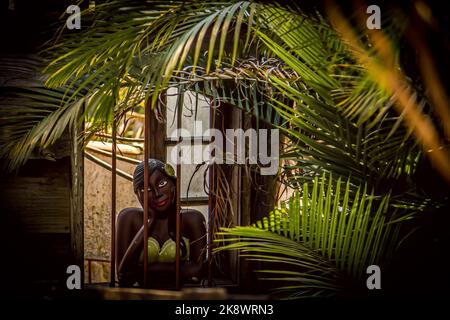 EMBU das ARTES - SAO PAULO, BRASILIEN – SEPTEMBER 10 2020: Liebessitze (Namoradeiras), dekorative Skulptur im Fenster Stockfoto