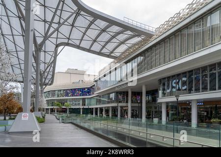 Kuala Lumpur, Malaysia - Oktober 24,2022 : Außenansicht des Pavillons Bukit Jalil, die Menschen können sehen, wie sie ihn erkunden. Stockfoto