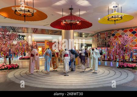 Kuala Lumpur, Malaysia - Oktober 24,2022 : Panoramasicht auf den traditionellen Kimono auf Schaufensterpuppen in der Stadt Tokio im Pavillon Bukit Jalil. Stockfoto