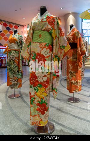 Kuala Lumpur, Malaysia - Oktober 24,2022 : Panoramasicht auf den traditionellen Kimono auf Schaufensterpuppen mit in der Stadt Tokio im Pavillon Bukit Jalil. Stockfoto