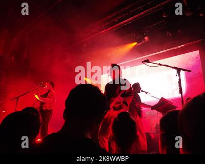 Paris, Frankreich. 23. Oktober 2022. Die Folk-Pop-Band Milky Chance spielt in der Bataclan-Konzerthalle in Paris. In Bataclan haben Islamisten bei einem Konzert des Terroranschlags am 13. November 2015 90 Menschen getötet. Fast sieben Jahre später ist der Saal schon lange ein Ort der überschwänglichen Feier. (An dpa-KORR.: 'Mit Normalität gegen Angst: Feiern mit milchiger Chance im Bataclan') Quelle: Rachel Boßmeyer/dpa/Alamy Live News Stockfoto