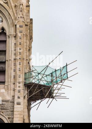 Eine Gerüstplattform, die vorübergehend an der Außenseite des Kirchturms der Abbey Presbyterian Church in Dublin, Irland, montiert wurde. Stockfoto