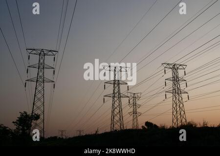 Vier elektrische Dachpylone mit Kabeln direkt über dem Kopf. Stockfoto