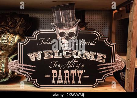 Das Dekorationsschild „Hell of a Party“, das vor Halloween im „Solow“-Laden in Den Haag ausgestellt wurde, hat mehr von seiner Ausstellung ghoulischer Waren aufgefüllt. Halloween-Charakter zeigt sich im Laden „Solow“ in Den Haag, der bis zu Halloween führt. Halloween wird einmal im Jahr am 31. Oktober und an den Tagen, die zu diesem Datum führen, gefeiert. Es wird vor allem in Amerika, Kanada, Irland und dem Vereinigten Königreich gefeiert und nimmt nun auch in anderen Ländern zu. Am 31. Oktober kleiden sich die Kinder in einer Vielzahl von costumeís, klopfen nach Einbruch der Dunkelheit an Türen und äußern den Satz: Trick or treat, the tre Stockfoto