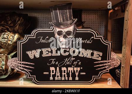 Das Dekorationsschild „Hell of a Party“, das vor Halloween im „Solow“-Laden in Den Haag ausgestellt wurde, hat mehr von seiner Ausstellung ghoulischer Waren aufgefüllt. Halloween-Charakter zeigt sich im Laden „Solow“ in Den Haag, der bis zu Halloween führt. Halloween wird einmal im Jahr am 31. Oktober und an den Tagen, die zu diesem Datum führen, gefeiert. Es wird vor allem in Amerika, Kanada, Irland und dem Vereinigten Königreich gefeiert und nimmt nun auch in anderen Ländern zu. Am 31. Oktober kleiden sich die Kinder in einer Vielzahl von costumeís, klopfen nach Einbruch der Dunkelheit an Türen und äußern den Satz: Trick or treat, the tre Stockfoto