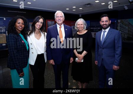 New York City, USA. 24. Oktober 2022. Mazi Pilip, Michelle Ahgoot, Bruce Blakeman Elizabeth Barney und Michael Lawler nehmen am 24. Oktober 2022 an der Veranstaltung zum #EndJewHatred Day im Center for Jewish History in New York City Teil. (Foto von john Lamparski /Sipa USA) Quelle: SIPA USA/Alamy Live News Stockfoto