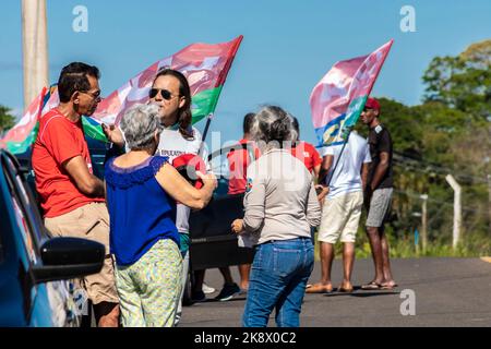 Marilia, Sao Paulo, Brasilien, 23. Oktober 2022. Die Wähler des ehemaligen Präsidenten Luiz Inacio Lula da Silva organisieren eine Autokolonne durch die Stadt Marilia, SP, um im zweiten Wahlgang der Präsidentschaftswahlen ihre Stimme zu erklären und gegen die Regierung Jair Bolsonaro zu protestieren. Stockfoto