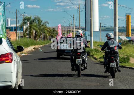 Marilia, Sao Paulo, Brasilien, 23. Oktober 2022. Die Wähler des ehemaligen Präsidenten Luiz Inacio Lula da Silva organisieren eine Autokolonne durch die Stadt Marilia, SP, um im zweiten Wahlgang der Präsidentschaftswahlen ihre Stimme zu erklären und gegen die Regierung Jair Bolsonaro zu protestieren. Stockfoto