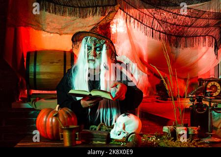 Halloween-Szene mit blutigen Mann Teufel. Halloween. Horror mit gruseligen Halloween Dämon Mann. Teufel in böser Hexenhut. Frohe Halloween. Stockfoto