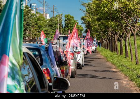 Marilia, Sao Paulo, Brasilien, 23. Oktober 2022. Die Wähler des ehemaligen Präsidenten Luiz Inacio Lula da Silva organisieren eine Autokolonne durch die Stadt Marilia, SP, um im zweiten Wahlgang der Präsidentschaftswahlen ihre Stimme zu erklären und gegen die Regierung Jair Bolsonaro zu protestieren. Stockfoto