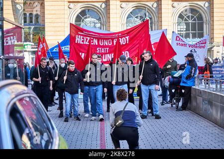 Hannover, 22. Oktober 2022: Junge linke kommunistische Jugenddemonstranten fordern bei der Inflation Brot und Heizung für den Winter Stockfoto