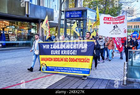 Hannover, 22. Oktober 2022: Arbeiterföderation aus der Türkei in Deutschland protestiert gegen die Kosten der Sanktionen gegen Russland für den Krieg in Deutschland Stockfoto