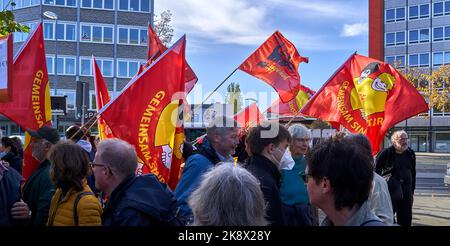 Hannover, 22. Oktober 2022: Fahnen wehen über den Köpfen der Teilnehmer bei einer Demonstration zum Solidaritätsherbst in Deutschland Stockfoto