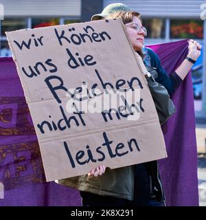 Hannover, 22. Oktober 2022: Junge Demonstratorin mit einem Plakat, das gegen die Kosten für die Reichen bei einer Demonstration des Handels aufhetzen soll Stockfoto