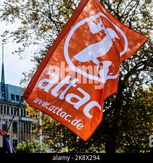 Hannover, 22. Oktober 2022: Schwenkende Fahne der NGO attac, die gegen die Folgen der Globalisierung auf der Erde kämpft Stockfoto