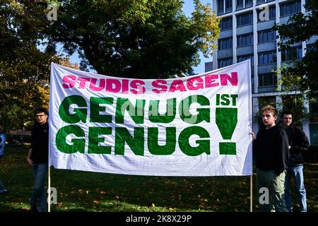 Hannover, 22. Oktober 2022: Studenten mit einem großen Plakat, das sagt, es reicht bei einer Gewerkschaftsdemonstration Stockfoto