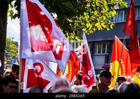 Hannover, 22. Oktober 2022: Fahnen wehen über den Köpfen der Teilnehmer bei einer Demonstration zum Solidaritätsherbst in Deutschland Stockfoto