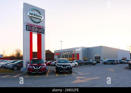 New Hartford, New York - Mar 29, 2022: Landschaft Ultra Wide View of Nissan Steet Ponte Dealership Building Exterior with Brand New Cars parked in fron Stockfoto