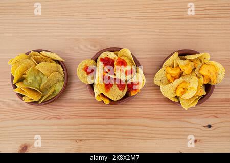 Draufsicht auf Nachos mit Sauce Stockfoto