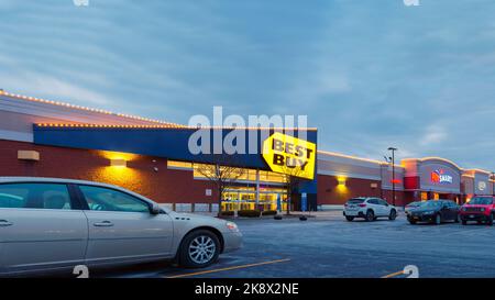 New Hartford, New York - Mar 29, 2022: Landschaft Ultra breite Nacht Blick auf Best Buy Gebäude außen Stockfoto