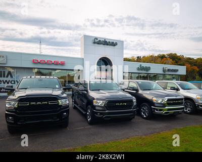 New Hartford, New York - 6. Oktober 2022: Landschaftsansicht des Außengebäudes des Autohauses der Carbone Chrysler Motor Company. Stockfoto