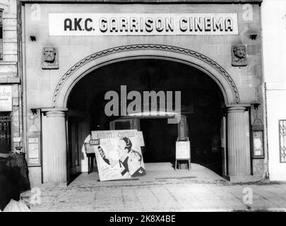 Nicht identifiziertes militärisches Kino A.K.C. (ARMY KINEMA CORPORATION) Garrison Cinema zeigt BUD ABBOTT und LOU COSTELLO in DER ZEIT IHRES LEBENS 1946 (Regisseur Charles Barton) Ende 1946 im Nachkriegsdeutschland Stockfoto