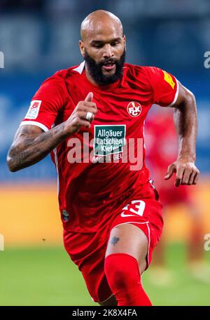 Rostock, Deutschland. 21. Oktober 2022. Fußball: 2. Bundesliga, Hansa Rostock - 1. FC Kaiserslautern, Matchday 13, Ostseestadion. Terrence Boyd von Kaiserslautern. Quelle: Jens Büttner/dpa - WICHTIGER HINWEIS: Gemäß den Anforderungen der DFL Deutsche Fußball Liga und des DFB Deutscher Fußball-Bund ist es untersagt, im Stadion und/oder vom Spiel aufgenommene Fotos in Form von Sequenzbildern und/oder videoähnlichen Fotoserien zu verwenden oder zu verwenden./dpa/Alamy Live News Stockfoto