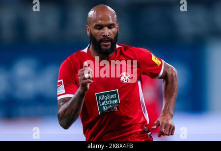 Rostock, Deutschland. 21. Oktober 2022. Fußball: 2. Bundesliga, Hansa Rostock - 1. FC Kaiserslautern, Matchday 13, Ostseestadion. Terrence Boyd von Kaiserslautern. Quelle: Jens Büttner/dpa - WICHTIGER HINWEIS: Gemäß den Anforderungen der DFL Deutsche Fußball Liga und des DFB Deutscher Fußball-Bund ist es untersagt, im Stadion und/oder vom Spiel aufgenommene Fotos in Form von Sequenzbildern und/oder videoähnlichen Fotoserien zu verwenden oder zu verwenden./dpa/Alamy Live News Stockfoto