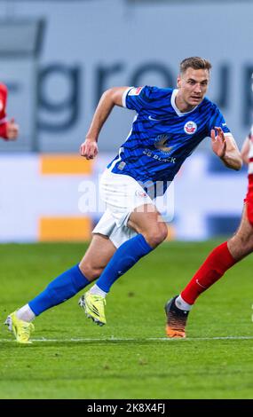 Rostock, Deutschland. 21. Oktober 2022. Fußball: 2. Bundesliga, Hansa Rostock - 1. FC Kaiserslautern, Matchday 13, Ostseestadion. Dennis Dressel aus Rostock. Quelle: Jens Büttner/dpa - WICHTIGER HINWEIS: Gemäß den Anforderungen der DFL Deutsche Fußball Liga und des DFB Deutscher Fußball-Bund ist es untersagt, im Stadion und/oder vom Spiel aufgenommene Fotos in Form von Sequenzbildern und/oder videoähnlichen Fotoserien zu verwenden oder zu verwenden./dpa/Alamy Live News Stockfoto