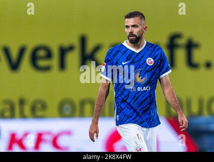 Rostock, Deutschland. 21. Oktober 2022. Fußball: 2. Bundesliga, Hansa Rostock - 1. FC Kaiserslautern, Matchday 13, Ostseestadion. Lukas Hinterseer aus Rostock. Quelle: Jens Büttner/dpa - WICHTIGER HINWEIS: Gemäß den Anforderungen der DFL Deutsche Fußball Liga und des DFB Deutscher Fußball-Bund ist es untersagt, im Stadion und/oder vom Spiel aufgenommene Fotos in Form von Sequenzbildern und/oder videoähnlichen Fotoserien zu verwenden oder zu verwenden./dpa/Alamy Live News Stockfoto