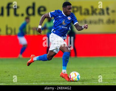 Rostock, Deutschland. 21. Oktober 2022. Fußball: 2. Bundesliga, Hansa Rostock - 1. FC Kaiserslautern, Matchday 13, Ostseestadion. Rostocks Nik Omladic. Quelle: Jens Büttner/dpa - WICHTIGER HINWEIS: Gemäß den Anforderungen der DFL Deutsche Fußball Liga und des DFB Deutscher Fußball-Bund ist es untersagt, im Stadion und/oder vom Spiel aufgenommene Fotos in Form von Sequenzbildern und/oder videoähnlichen Fotoserien zu verwenden oder zu verwenden./dpa/Alamy Live News Stockfoto