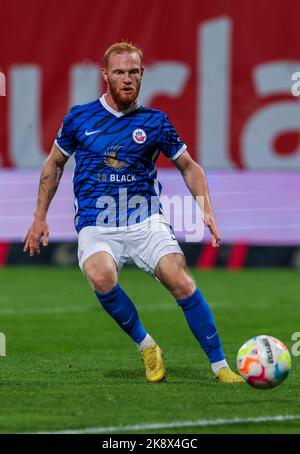 Rostock, Deutschland. 21. Oktober 2022. Fußball: 2. Bundesliga, Hansa Rostock - 1. FC Kaiserslautern, Matchday 13, Ostseestadion. Kai Pröger aus Rostock. Quelle: Jens Büttner/dpa - WICHTIGER HINWEIS: Gemäß den Anforderungen der DFL Deutsche Fußball Liga und des DFB Deutscher Fußball-Bund ist es untersagt, im Stadion und/oder vom Spiel aufgenommene Fotos in Form von Sequenzbildern und/oder videoähnlichen Fotoserien zu verwenden oder zu verwenden./dpa/Alamy Live News Stockfoto