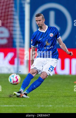 Rostock, Deutschland. 21. Oktober 2022. Fußball: 2. Bundesliga, Hansa Rostock - 1. FC Kaiserslautern, Matchday 13, Ostseestadion. Rostocks Thomas Meißner. Quelle: Jens Büttner/dpa - WICHTIGER HINWEIS: Gemäß den Anforderungen der DFL Deutsche Fußball Liga und des DFB Deutscher Fußball-Bund ist es untersagt, im Stadion und/oder vom Spiel aufgenommene Fotos in Form von Sequenzbildern und/oder videoähnlichen Fotoserien zu verwenden oder zu verwenden./dpa/Alamy Live News Stockfoto