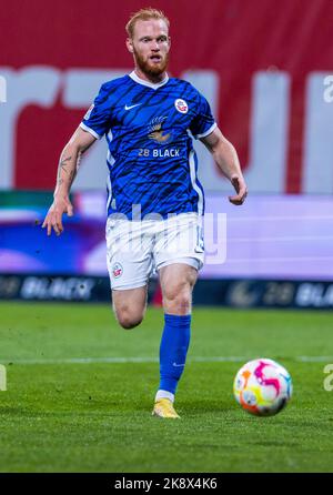 Rostock, Deutschland. 21. Oktober 2022. Fußball: 2. Bundesliga, Hansa Rostock - 1. FC Kaiserslautern, Matchday 13, Ostseestadion. Rostocks Nils Fröling. Quelle: Jens Büttner/dpa - WICHTIGER HINWEIS: Gemäß den Anforderungen der DFL Deutsche Fußball Liga und des DFB Deutscher Fußball-Bund ist es untersagt, im Stadion und/oder vom Spiel aufgenommene Fotos in Form von Sequenzbildern und/oder videoähnlichen Fotoserien zu verwenden oder zu verwenden./dpa/Alamy Live News Stockfoto