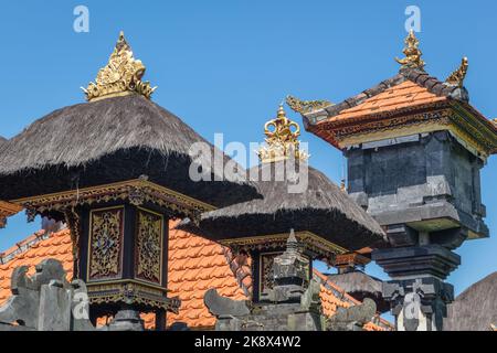 Traditionelle hinduistische balinesische Familienschreine und Altäre. Bali, Indonesien. Stockfoto