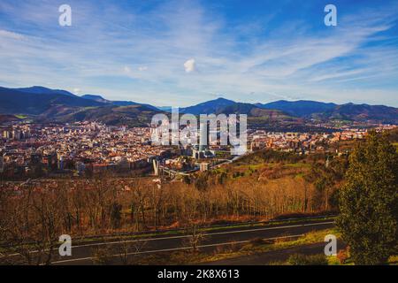 Bilbao, Baskenland, Spanien - 26. Januar 2019: Panoramablick auf die Stadt Bilbao an einem Wintertag vom Hügel Artxanda Stockfoto