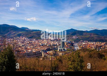 Bilbao, Baskenland, Spanien - 26. Januar 2019: Panoramablick auf die Stadt Bilbao an einem Wintertag vom Hügel Artxanda Stockfoto