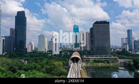 Wunderschönes Stadtbild von Jakarta mit neuer LRT-Höhenspur zur Morgenzeit. Der Bahnhof in Jalan sudirman in Jakarta wird gerade gebaut Stockfoto