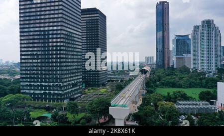 Wunderschönes Stadtbild von Jakarta mit neuer LRT-Höhenspur zur Morgenzeit. Der Bahnhof in Jalan sudirman in Jakarta wird gerade gebaut Stockfoto