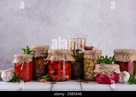 Eingelegtes Gemüse in Gläsern. Stockfoto