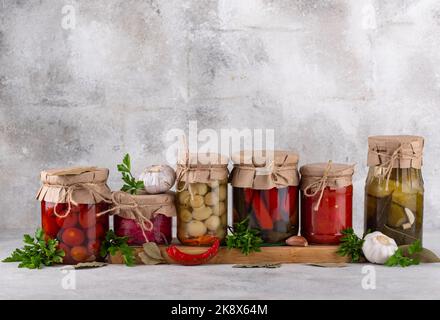 Eingelegtes Gemüse in Gläsern. Stockfoto